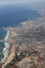 Image du Maroc Professionnelle de  Sur cette image réalisée le 10 Octobre 2009, nous offre une magnifique vue sur le littoral de Casablanca de la plage Aïn Diab à Zenata en passant par le port. Ce qui est regrettable c'est le manque d'espaces verts hormis les deux taches de verdure : Le Golf d'Anfa au centre et Sindibad au premier plan l'image, Samedi 10 Octobre 2009. (Photo / Abdeljalil Bounhar)